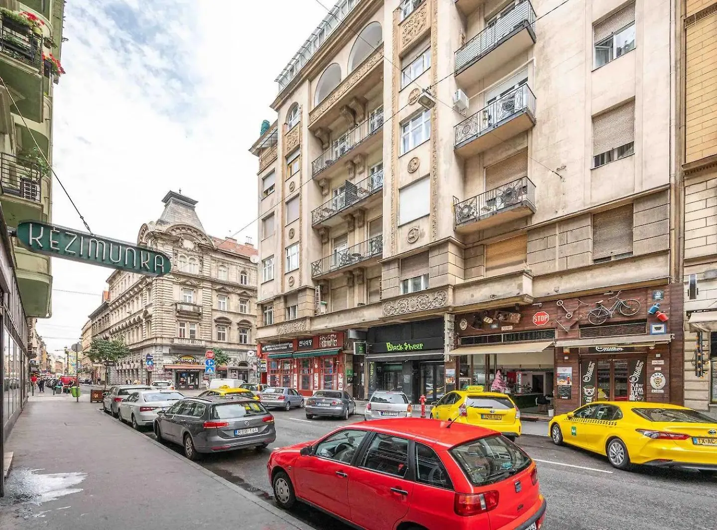 Central Charm In Budapest'S Bustling 7Th District ブダペスト