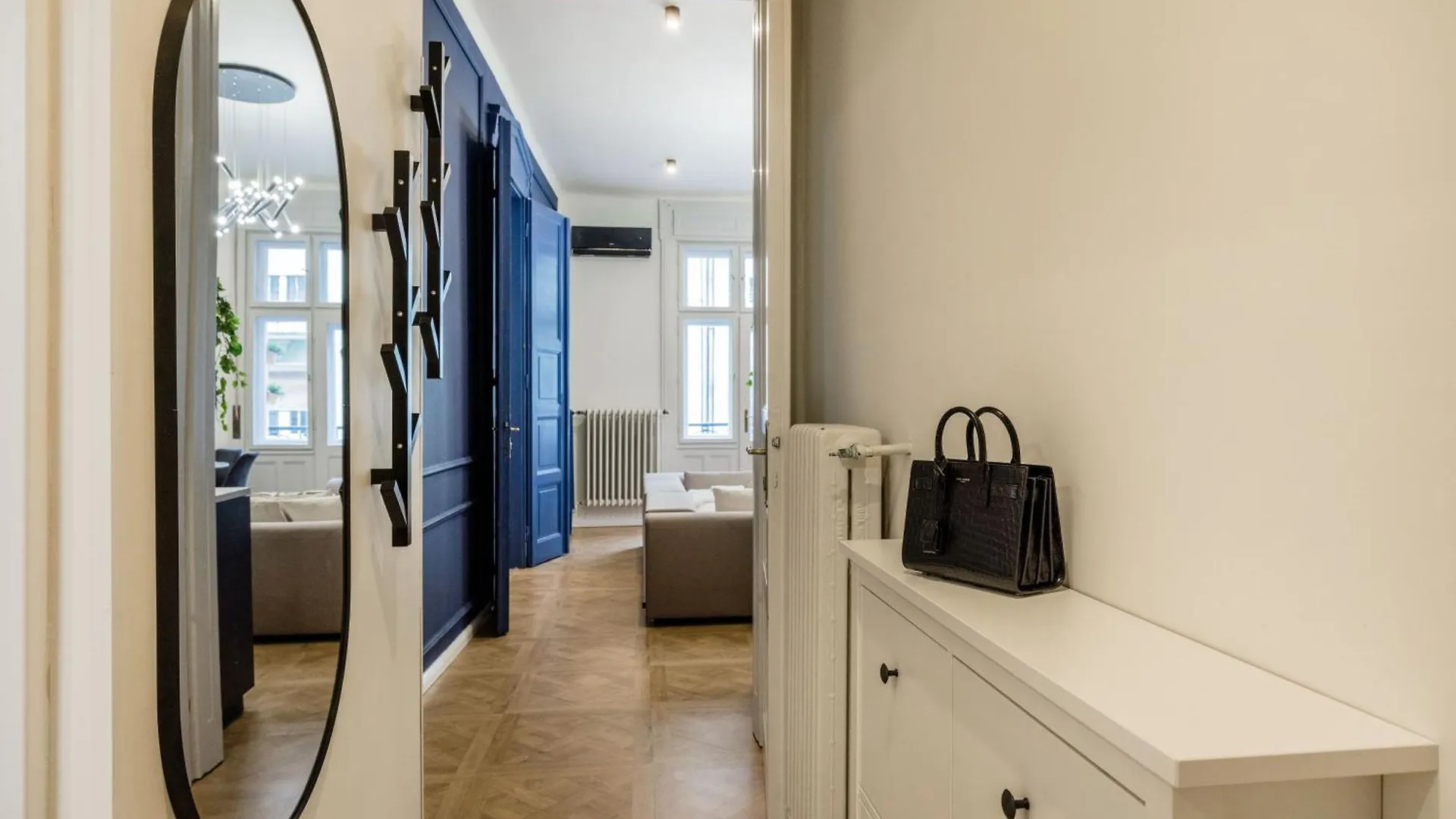 Central Charm In Budapest'S Bustling 7Th District アパート ブダペスト