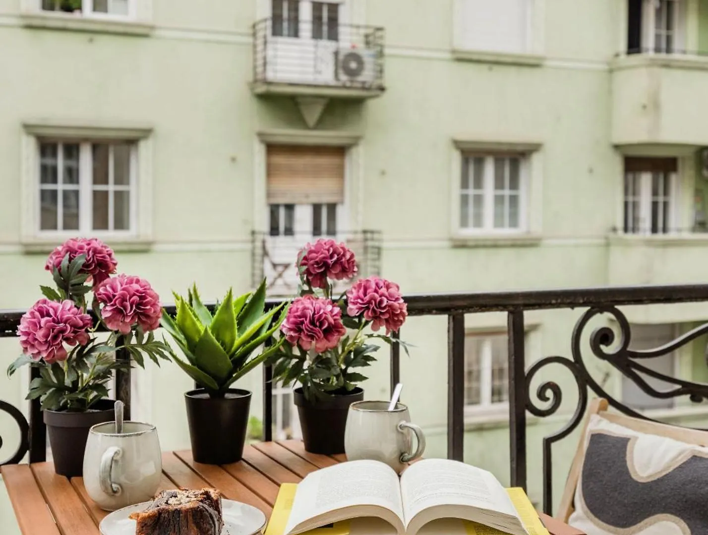 Central Charm In Budapest'S Bustling 7Th District アパート ブダペスト